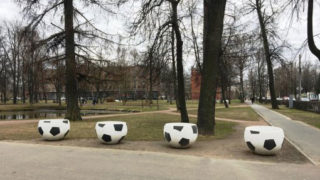 Клумбы-мячи к ЧМ 2018 в Петергофе