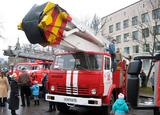 Пожарная техника на Дне открытых дверей в Петергофе