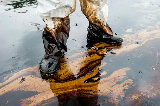 Нефтяные пятна в акватории