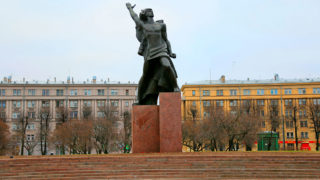 Памятник Героическому Комсомолу на Комсомольской площади