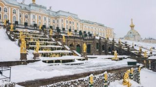 Большой петергофский дворец зимой
