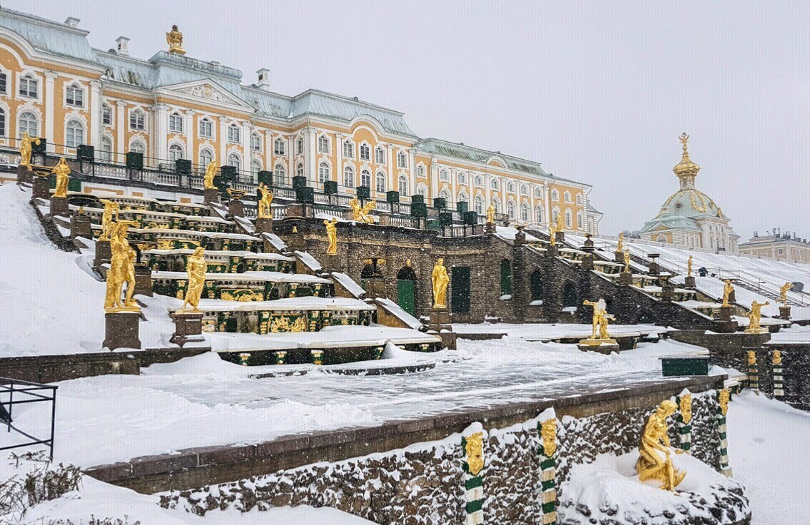 Большой петергофский дворец зимой