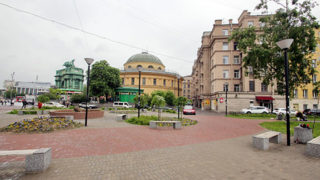 Сквере возле выхода из метро "Нарвская"